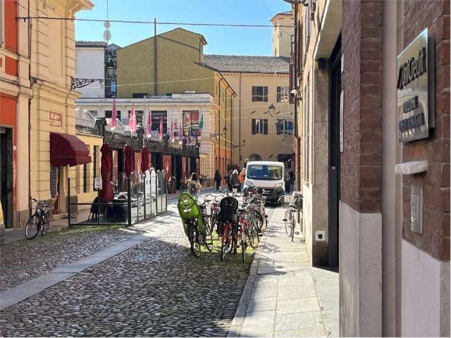 Locale Commerciale in vendita a Centro Storico, Modena