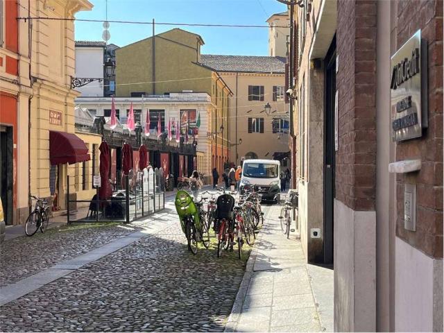 Locale Commerciale in vendita a Centro Storico, Modena