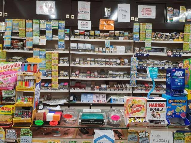 Locale Commerciale in vendita a Centro Storico, Modena