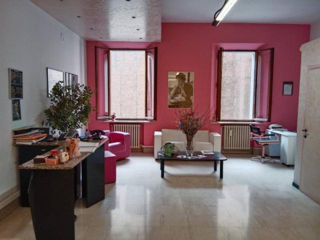 Locale Commerciale in vendita a Centro Storico, Modena