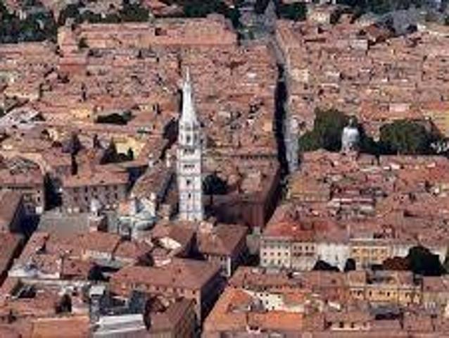 Locale Commerciale in vendita a Centro Storico, Modena