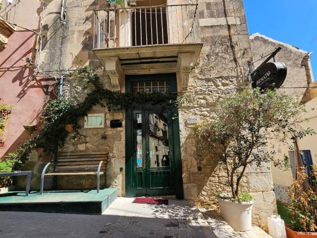 Locale Commerciale in vendita a Modica, Dente