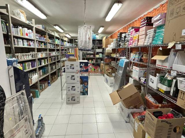 Locale Commerciale in vendita a Puglia, Bari