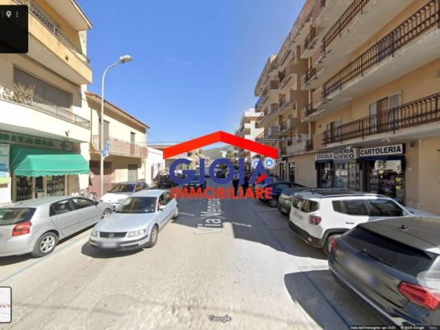 Locale Commerciale in vendita a Mondragone, Campania