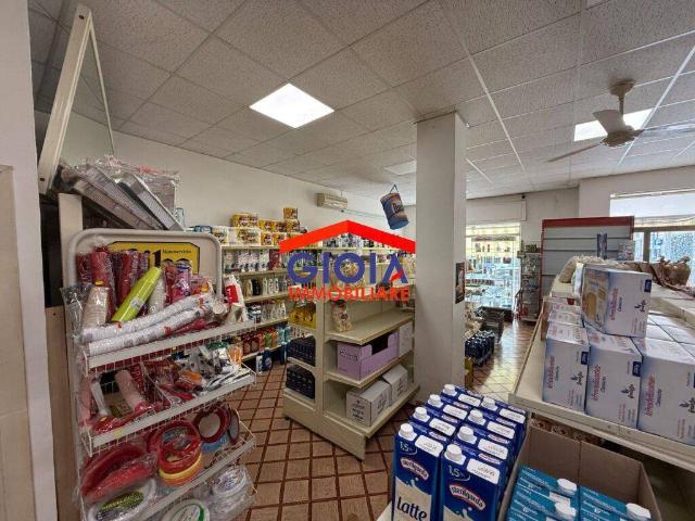 Locale Commerciale in vendita a Mondragone, Campania