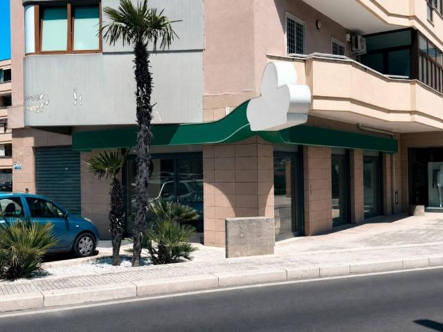Locale Commerciale in vendita a Puglia, Bari