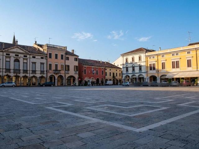 Locale Commerciale in vendita a Montagnana, Padova