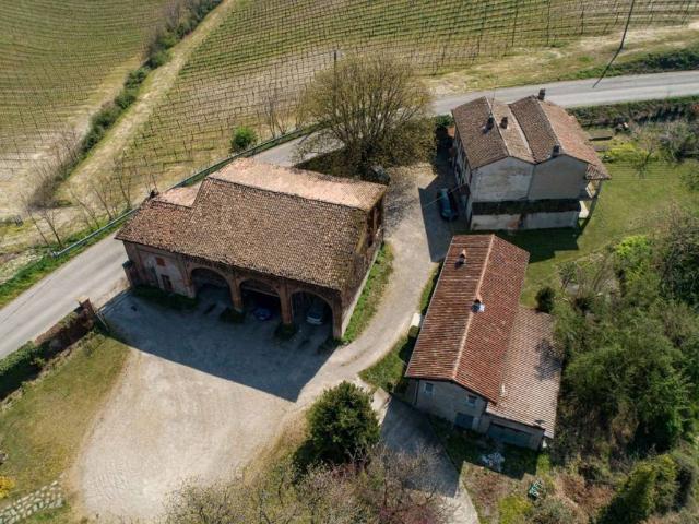 Locale Commerciale in vendita a Montecalvo Versiggia, Lombardia