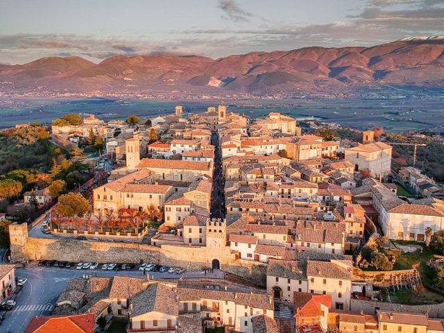 Locale Commerciale in vendita a Montefalco, Umbria