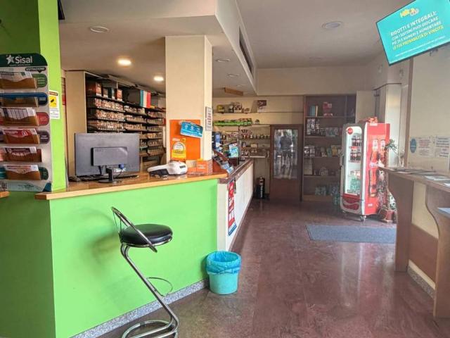 Locale Commerciale in vendita a Marche, Fermo