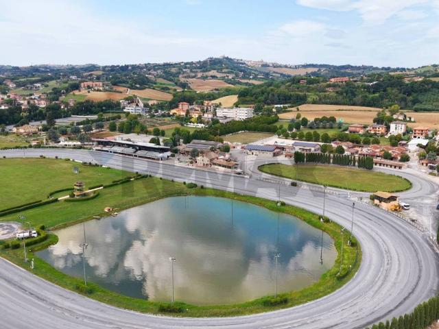 Locale Commerciale in vendita a Marche, Fermo