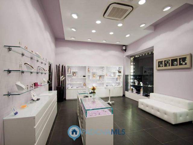 Locale Commerciale in vendita a Turri, Montegrotto Terme