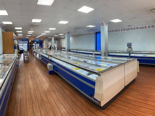 Locale Commerciale in vendita a Regina Pacis, Monza