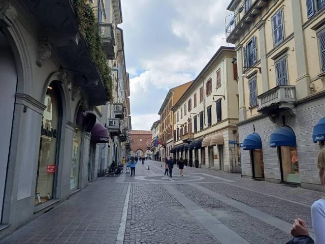 Locale Commerciale in vendita a Centro, Monza