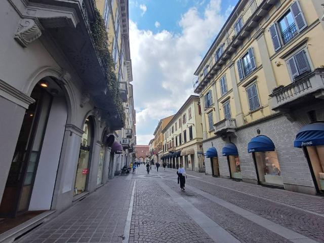 Locale Commerciale in vendita a Centro, Monza