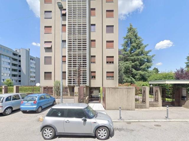 Locale Commerciale in vendita a Sant'Albino, Monza