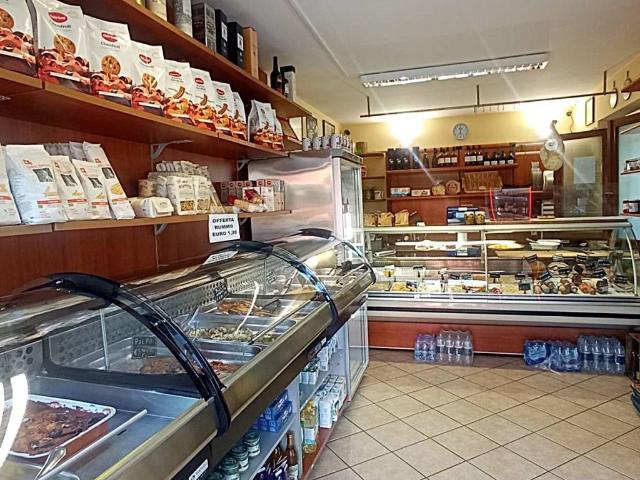 Locale Commerciale in vendita a Marche, Ancona