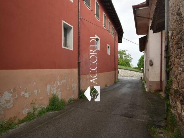 Locale Commerciale in vendita a Moruzzo, Friuli-Venezia Giulia