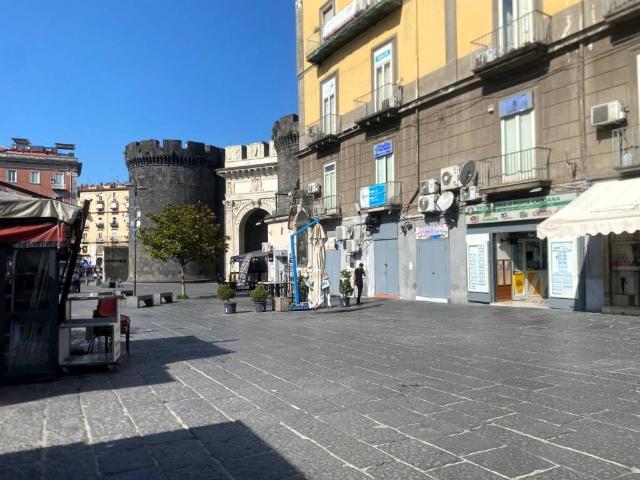 Locale Commerciale in vendita a Municipalità 4, Campania