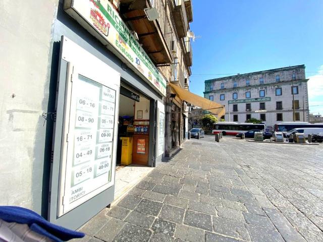 Locale Commerciale in vendita a Municipalità 4, Campania