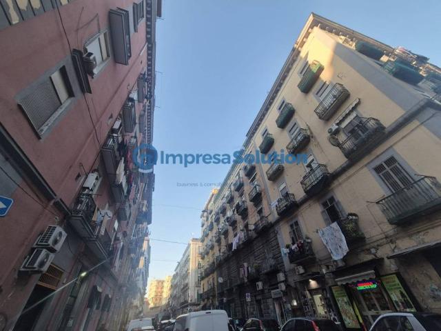 Locale Commerciale in vendita a Municipalità 4, Campania