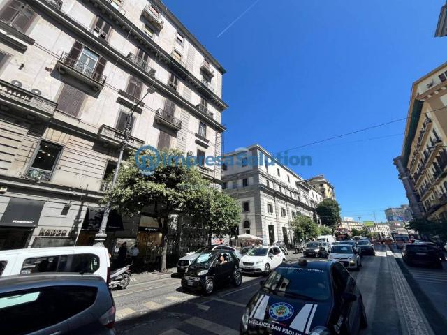 Locale Commerciale in vendita a Municipalità 2, Campania