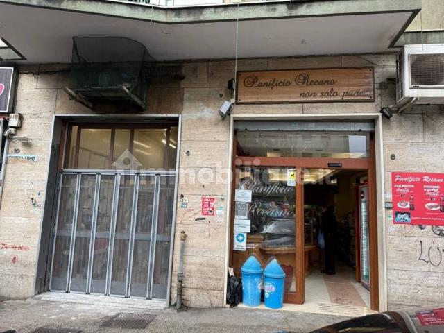 Locale Commerciale in vendita a Municipalità 10, Campania