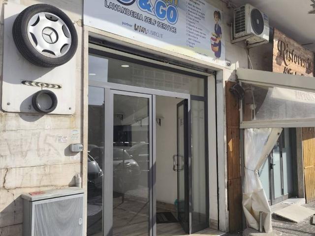Locale Commerciale in vendita a Municipalità 10, Campania