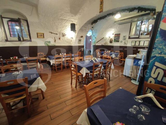 Locale Commerciale in vendita a Municipalità 4, Campania