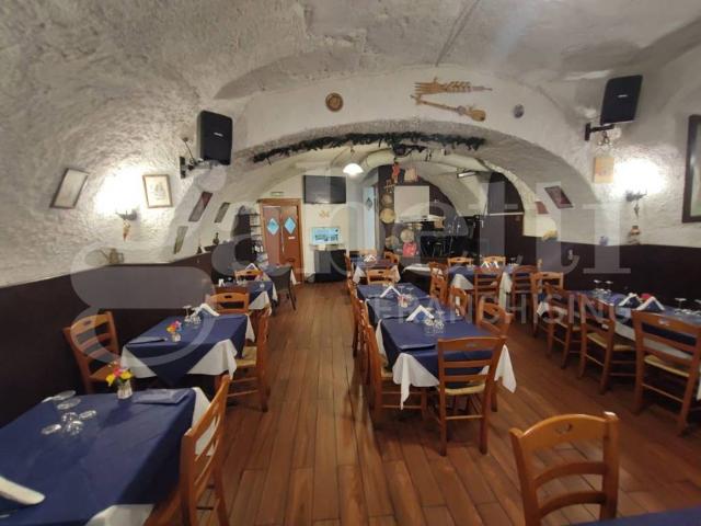 Locale Commerciale in vendita a Municipalità 4, Campania