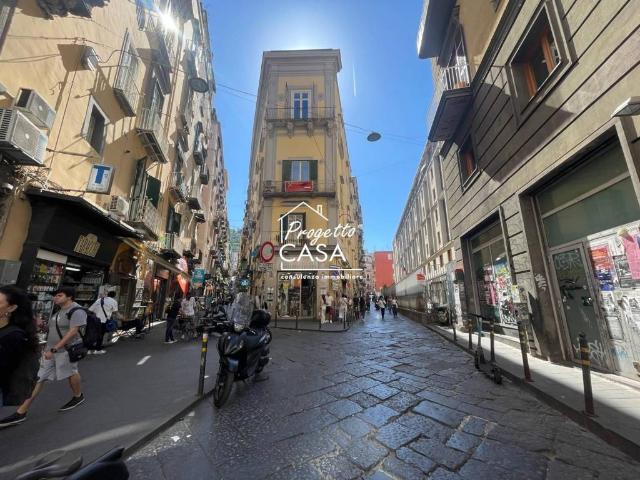 Locale Commerciale in vendita a Municipalità 2, Campania
