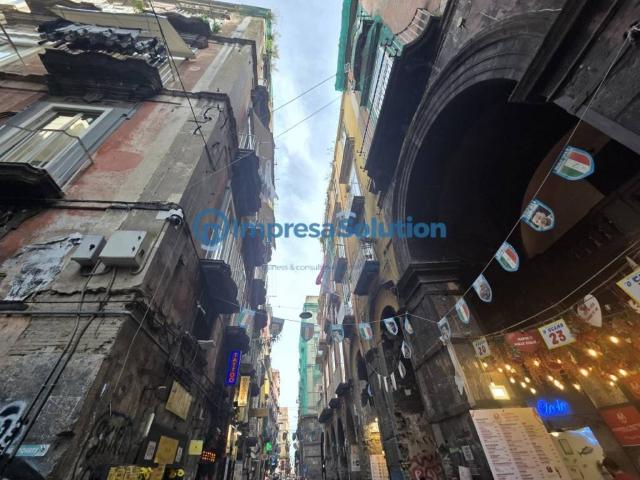 Locale Commerciale in vendita a Municipalità 4, Campania