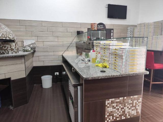 Locale Commerciale in vendita a Municipalità 10, Campania