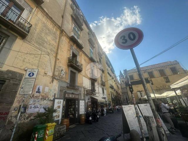 Locale Commerciale in vendita a Municipalità 4, Campania