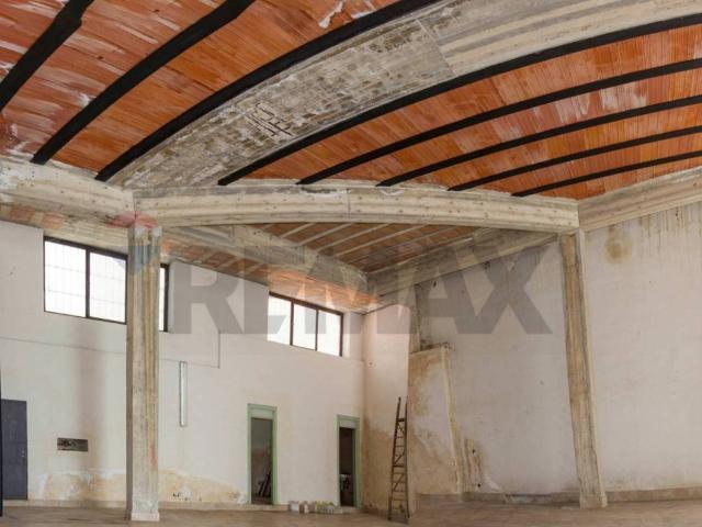 Locale Commerciale in vendita a Municipalità 4, Campania