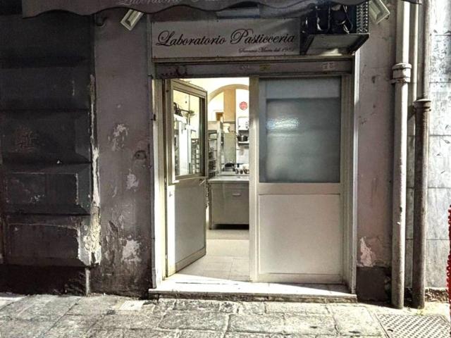 Locale Commerciale in vendita a Municipalità 4, Campania