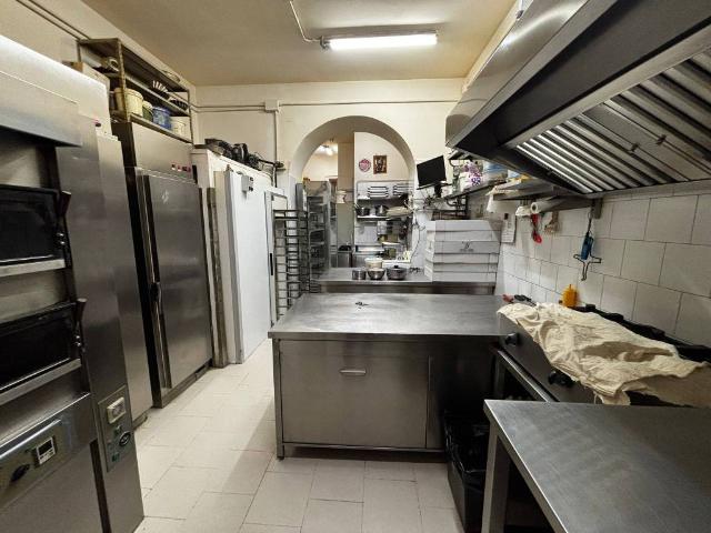 Locale Commerciale in vendita a Municipalità 4, Campania