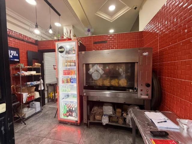 Locale Commerciale in vendita a Municipalità 3, Campania