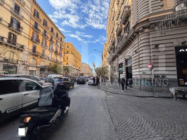 Locale Commerciale in vendita a Municipalità 2, Campania
