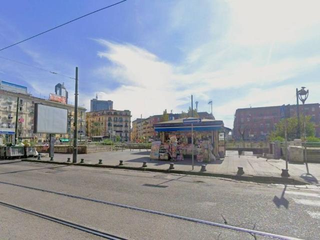 Locale Commerciale in vendita a Municipalità 4, Campania