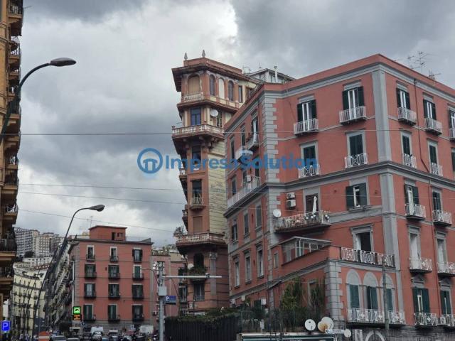 Locale Commerciale in vendita a Municipalità 1, Campania