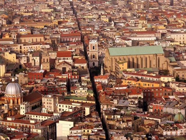 Locale Commerciale in vendita a Municipalità 4, Campania