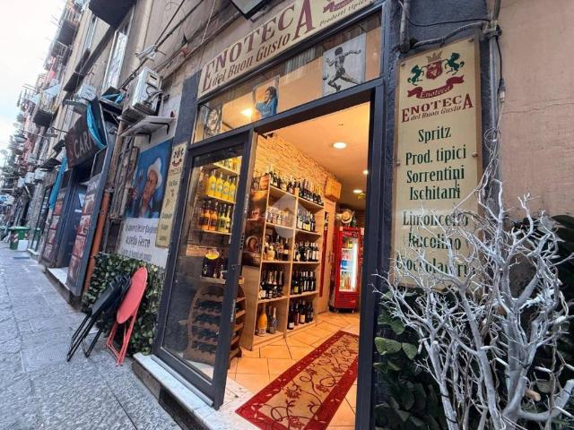 Locale Commerciale in vendita a Municipalità 2, Campania