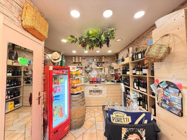 Locale Commerciale in vendita a Municipalità 2, Campania