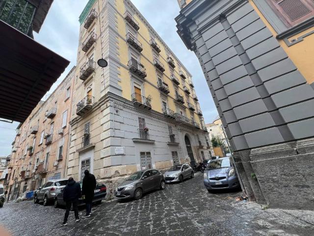 Locale Commerciale in vendita a Municipalità 3, Campania