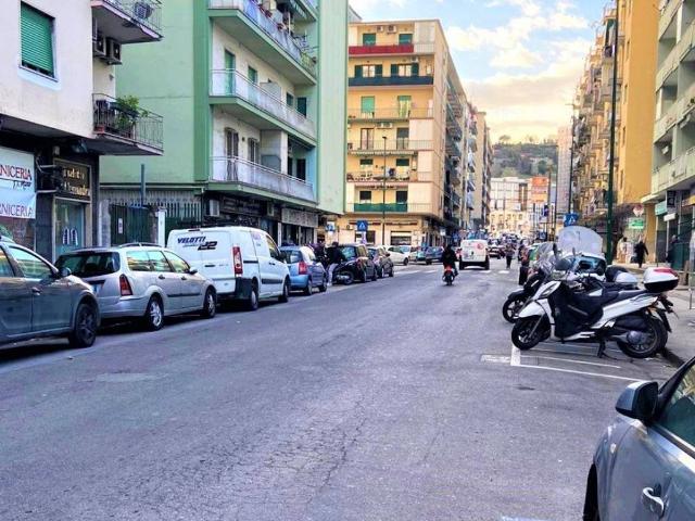 Locale Commerciale in vendita a Municipalità 10, Campania