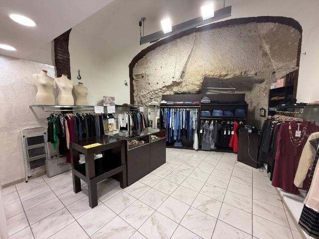 Locale Commerciale in vendita a Municipalità 2, Campania