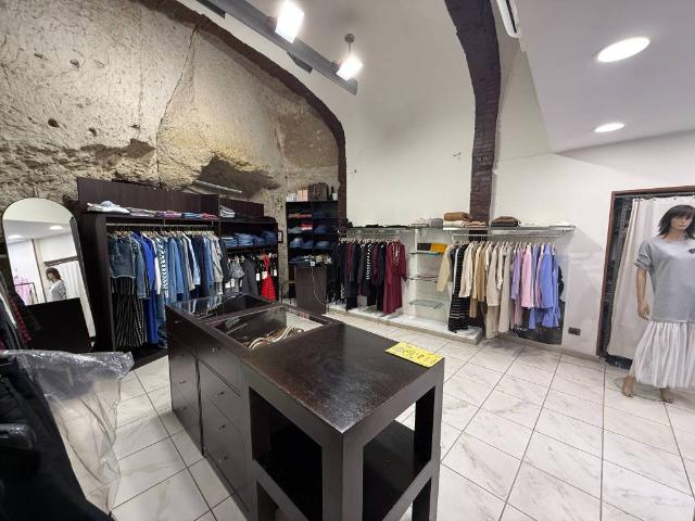 Locale Commerciale in vendita a Municipalità 2, Campania