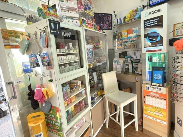 Locale Commerciale in vendita a Municipalità 3, Campania