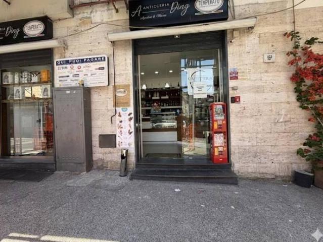 Locale Commerciale in vendita a Camaldoli, Campania